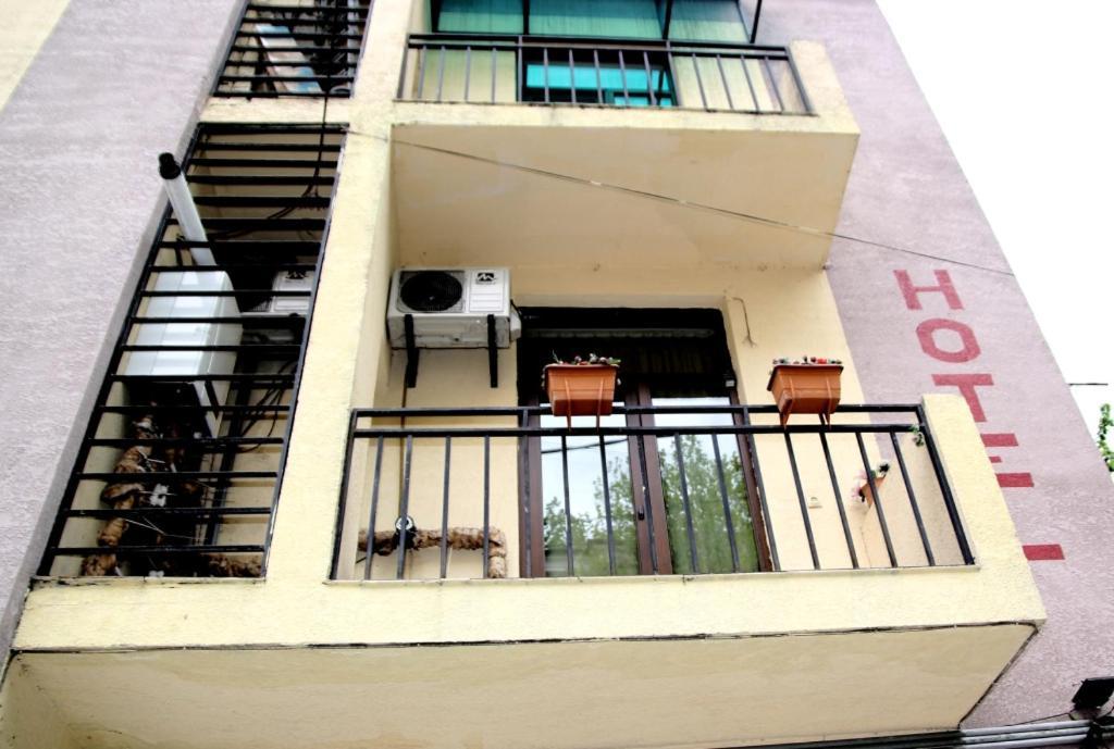 Hotel Richard Tbilisi Bagian luar foto